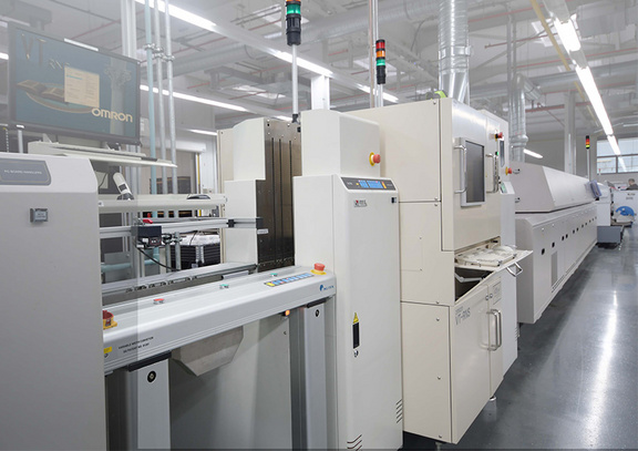 Blick in die Produktion in einer der KEB-Hallen. Quelle: KEB Automation KG