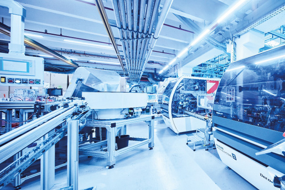 Blick in die Produktion. Quelle: KM Packaging GmbH